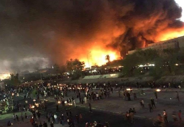 محتجون يحرقون قنصلية إيران في البصرة
