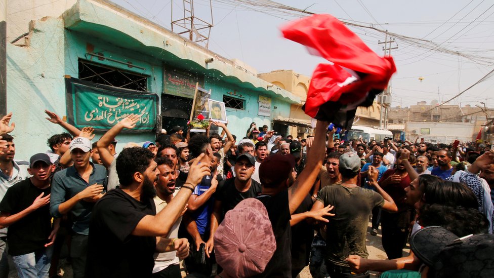 قتل محتج بالبصرة في مظاهرات تطالب بمكافحة الفساد وتحسين الخدمات