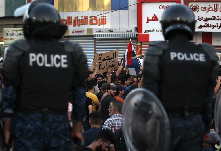 الأمن العراقي يراقب محتجين في البصرة 