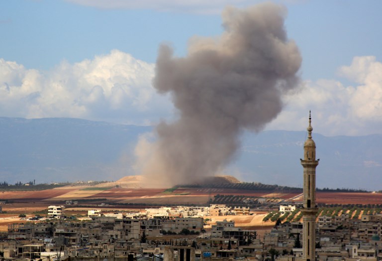 الدخان يتصاعد جنوب مدينة إدلب بعد قصف للطيران الروسي
