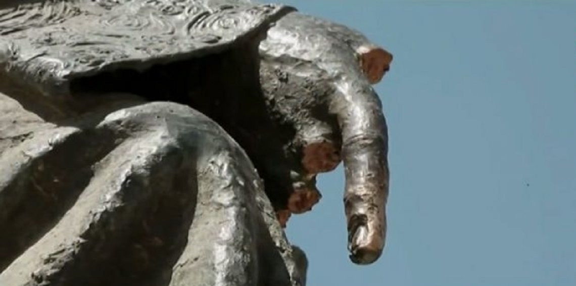 مجهولون يبترون أصابع تمثال "أبي نواس" في بغداد