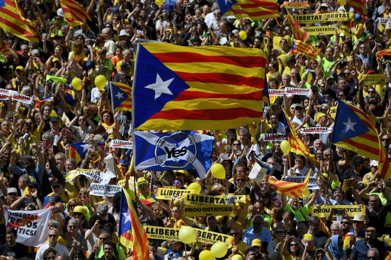 سانشيز يقترح استفتاء على تعزيز الحكم الذاتي لكاتالونيا