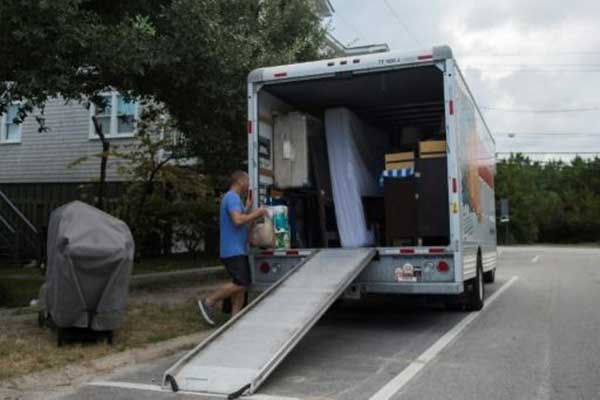 أحد السكان يستعد لإخلاء منزله قبل وصول الإعصار في رايتسفيل بيتش في كارولاينا الشمالية بتاريخ 11 سبتمبر