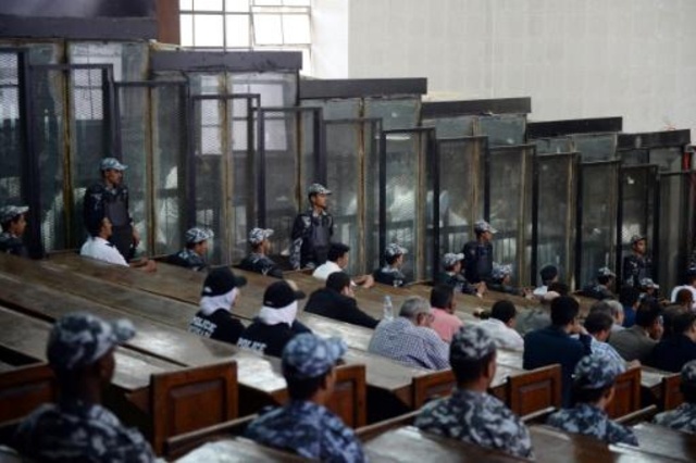 باريس تدعو إلى تعليق أحكام إعدام صادرة بحق 75 شخصاً في مصر