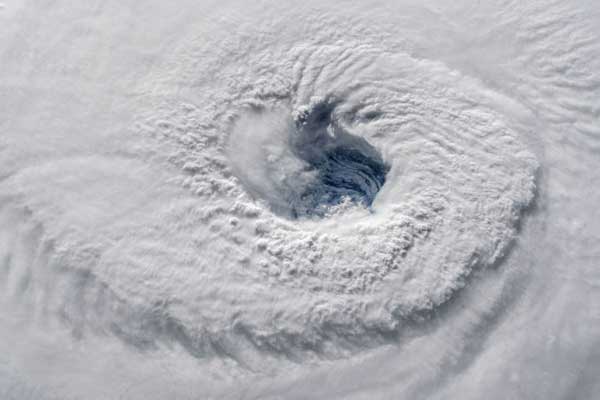الإعصار فلورنس الذي يقترب من الساحل الشرقي للولايات المتحدة في صورة التقطت من محطة الفضاء الدولية في 12 سبتمبر 