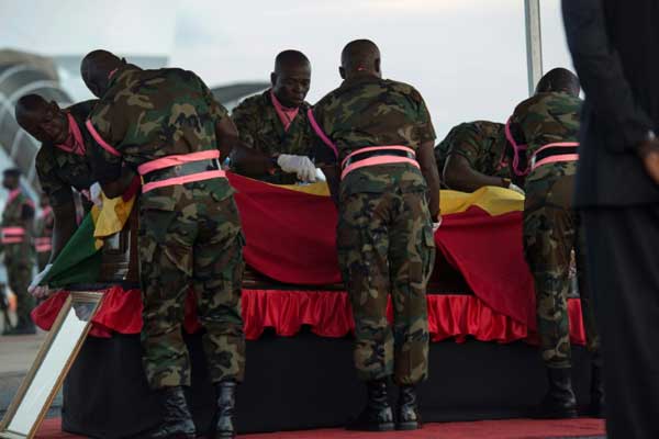 جنود غانيون يلفون نعش الأمين العام السابق للأمم المتحدة كوفي أنان بعلم بلدهم عند وصول جثمانه إلى أكرا في 10 سبتمبر 