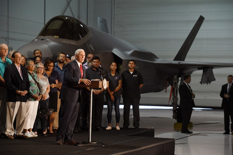 مايك بينس نائب الرئيس الأميركي خلال عرض لطائرة أف - 35 الشبح 