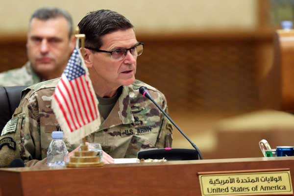  الجنرال الأميركي جوزف فوتيل خلال اجتماع الكويت في 12 سبتمبر