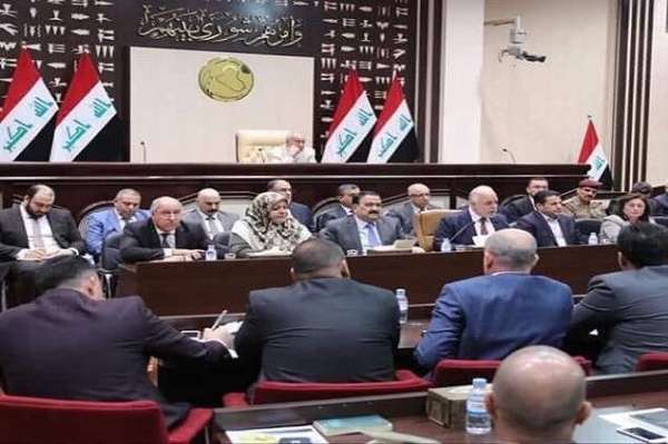 العبادي يتوسط وزراءه في جلسة البرلمان العراقي حول الاوضاع في البصرة