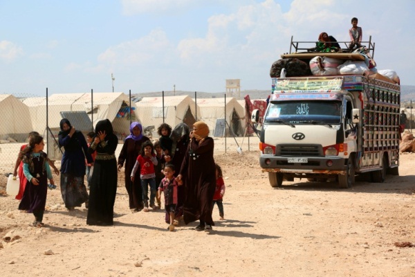 نازحون سوريون يصلون الى مخيم قرب الحدود التركية في شمال محافظة إدلب