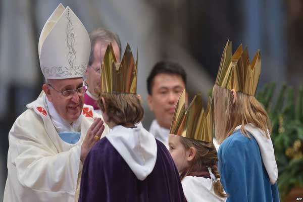 بابا الفاتيكان فرنسيس خلال لقائه بأطفال