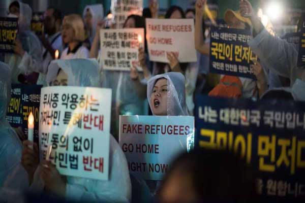 محتجون كوريون جنوبيون يدعون إلى طرد اللاجئين اليمنيين في سول
