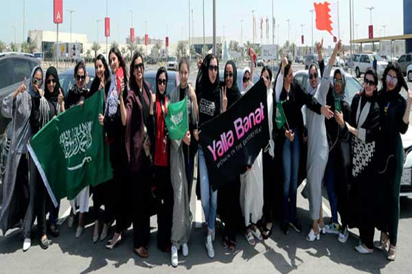 نساء سعوديات يحتفلن بقرار الملك سلمان التاريخي