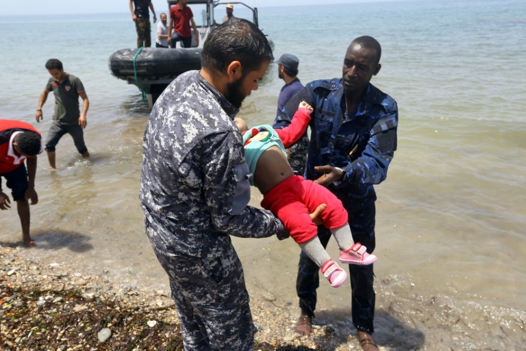 مصرع مئة مهاجر كانوا على متن زورقين غرقا قبالة ليبيا