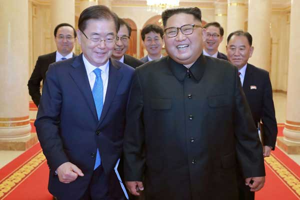 الزعيم الكوري الشمالي (يمين) خلال لقائه مع المبعوث الكوري الجنوبي شونغ أيوي يونغ (يسار) في 6 سبتمبر 2018