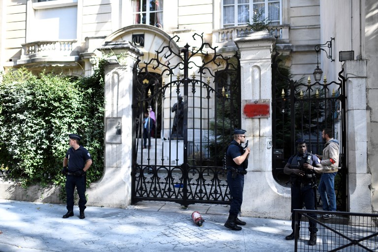 عناصر من الأمن الفرنسي أمام مقر السفارة الإيرانية في باريس