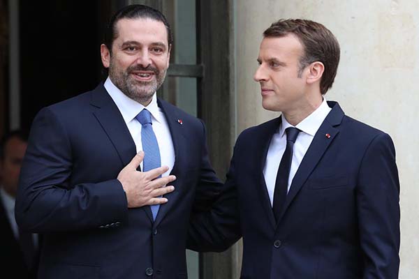 الرئيس الفرنسي إيمانويل ماكرون (يمين) ورئيس الوزراء اللبناني سعد الحريري