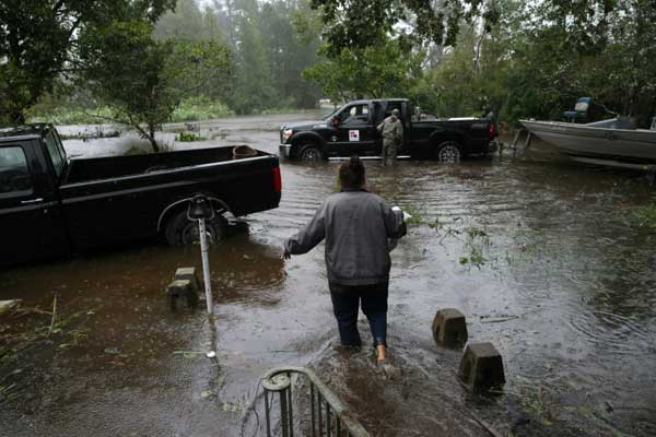 سكان عالقون في الفيضانات في لامبرتون في كارولاينا الشمالية بتاريخ 15 سبتمبر 2018
