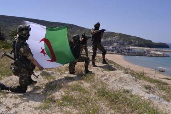 من المناورات العسكرية للجيش الجزائري .