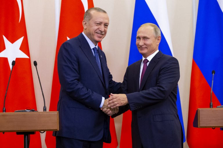  لن تكون هناك عملية عسكرية في إدلب السورية بعد أن تصافحا رئيسا تركيا وروسيا في سوتشي