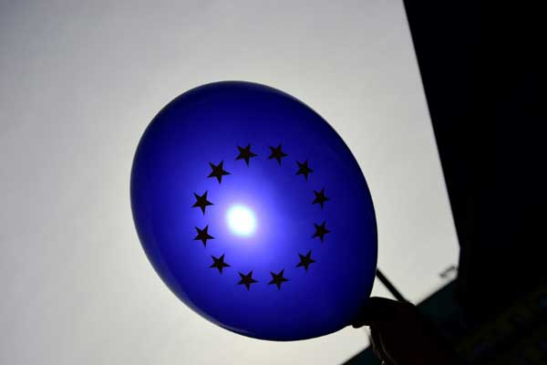 بالون يحمل شعار الاتحاد الأوروبي خلال 