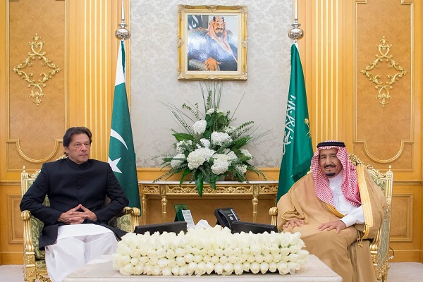 العاهل السعودي الملك سلمان بن عبد العزيز ورئيس وزراء باكستان عمران خان خلال جلسة المباحثات