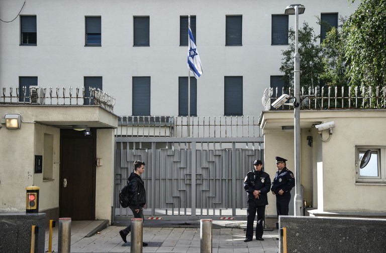عناصر من الشرطة الروسية يحرسون مبنى السفارة الاسرائيلية في موسكو