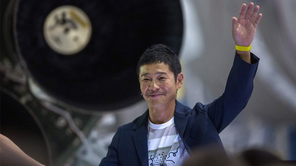 ملياردير ياباني يعتزم القيام بأول رحلة سياحية إلى القمر