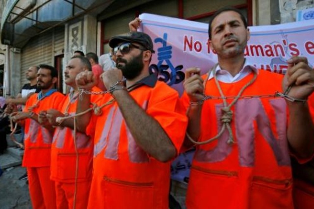 موظفون في الاونروا خلال احتجاج في غزة