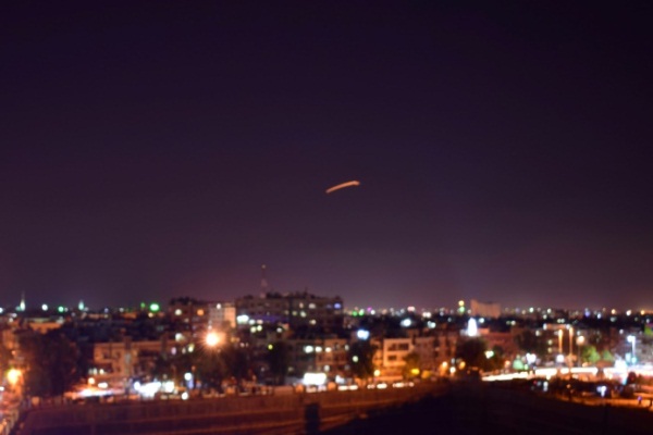 صورة تظهر الدفاعات السورية وهي ترد على قصف إسرائيلي على مطار دمشق