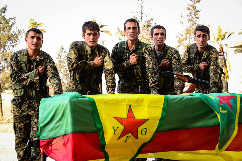 مقاتلون من وحدات حماية الشعب الكردية يشيعون رفيقا لهم