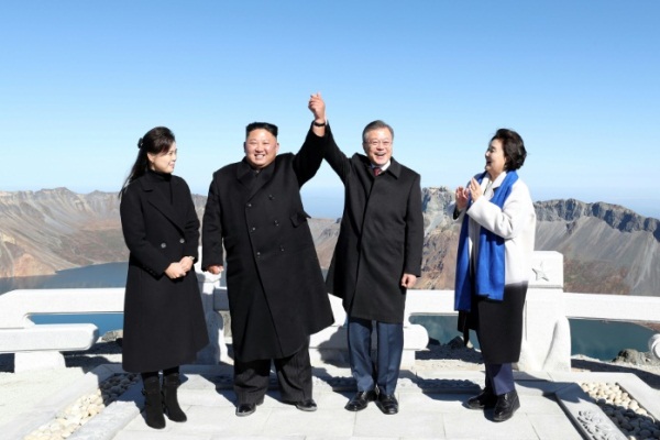 الزعيم الكوري الشمالي والرئيس الكوري الجنوبي وزوجتاهما على قمة جبل بايكتو