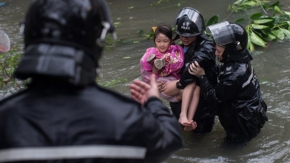 إعصار مانكوت المدمر يضرب جنوب الصين