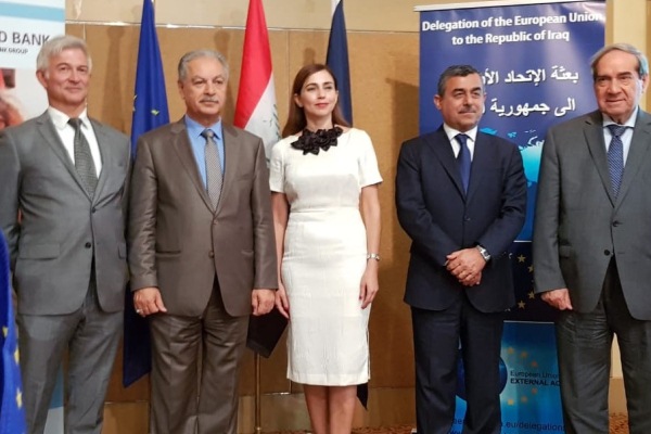 ممثلو العراق والبنك الدولي والإتحاد الأوروبي عقب توقيع اتفاقية الاشراف على مراقبة الموارد المالية العراقية