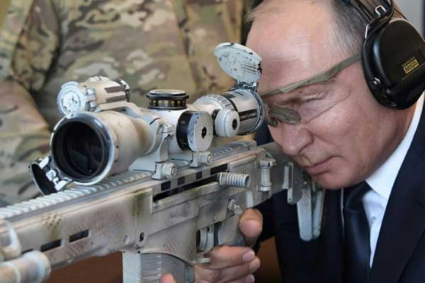 الرئيس الروسي يطلق النار من بندقية قنص جديدة من نوع كلاشنيكوف ميدان للرماية قرب موسكو بتاريخ 19 سبتمبر 2018