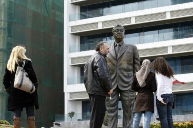 تمثال رئيس الوزراء اللبناني السابق رفيق الحريري في بيروت في 01 آذار/مارس 2009