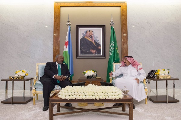الملك سلمان بن عبد العزيز والرئيس إسماعيل عمر جيلة خلال جلسة المباحثات
