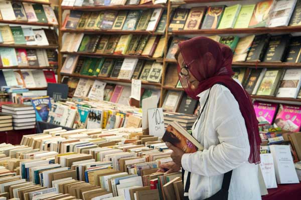 مغربية تتصفح كتبًا في مكتبة في الرباط في التاسع من أغسطس 2018