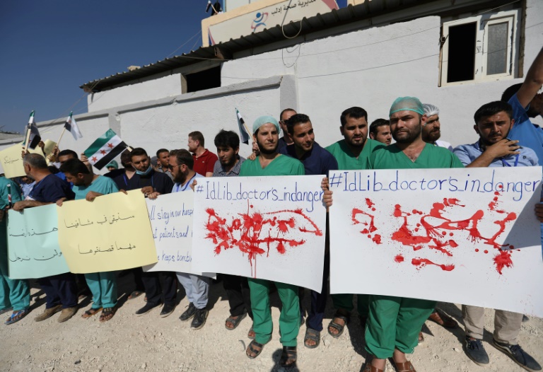 أطباء ومسعفون يتظاهرون في السادس عشر من ايلول/سبتمبر 2018 في بلدة أطمة في محافظة ادلب