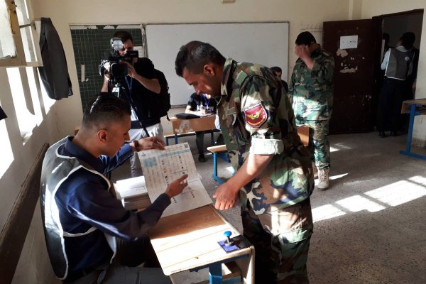 عسكريون يدلون بأصواتهم في الاقتراع الخاص لانتخابات اقليم كردستان العراق