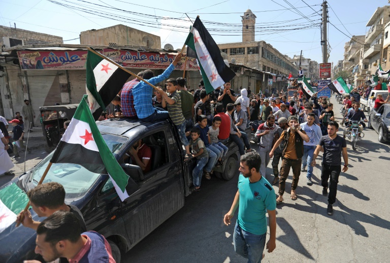 أميركي يبث نشرات أخبار سورية من إدلب مباشرة