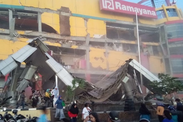 مئات القتلى في زلزال وتسونامي في أندونيسيا