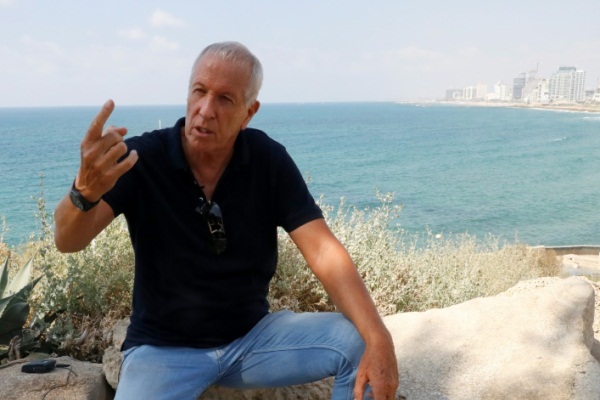 الكاتب الاسرائيلي غاد شيمرون الذي كان عميلا للموساد متمركزا في قرية عروس