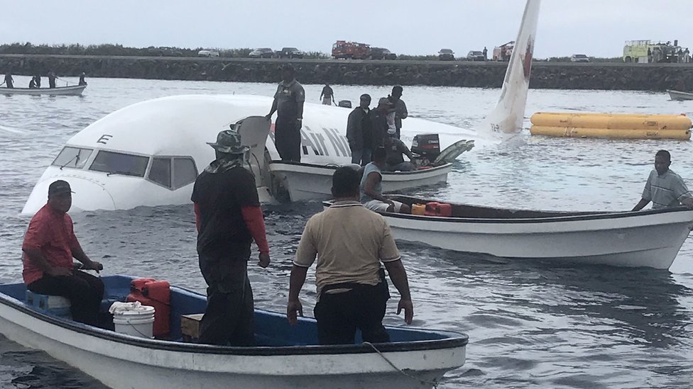 طائرة ركاب تسقط في بحيرة دون إصابات