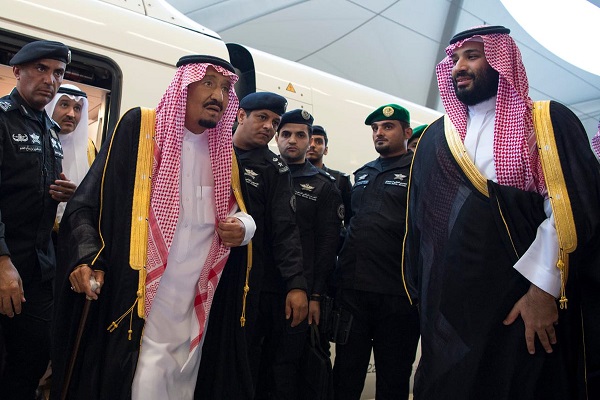 الملك سلمان بن عبد العزيز عقب وصوله المدينة المنورة مستقلا قطار الحرمين