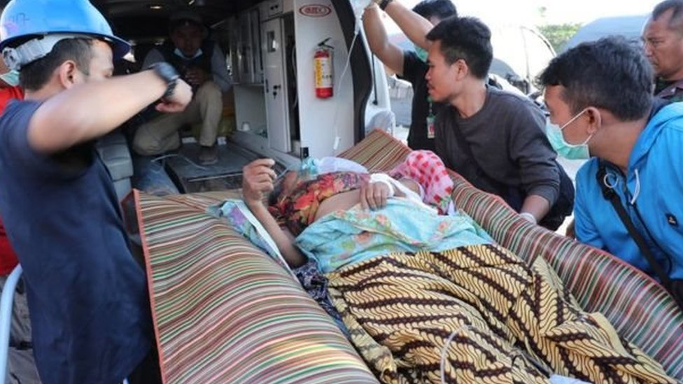 زلزال قوي وتسونامي يقتلان العشرات في إندونيسيا