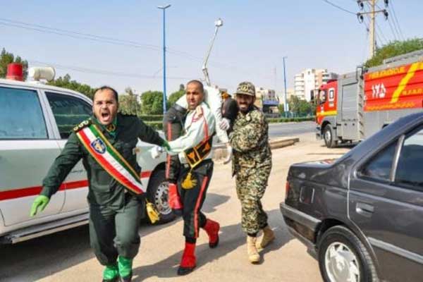  رجل يحمل جنديًا إيرانيًا أصيب في هجوم الأهواز بتاريخ 22 سبتمبر 2018