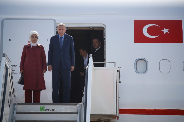 أردوغان وزوجته لحظة وصولها إلى مطار برلين
