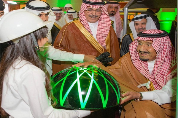 العاهل السعودي خلال تدشين مركز الملك سلمان الدولي للمؤتمرات بالمدينة المنورة
