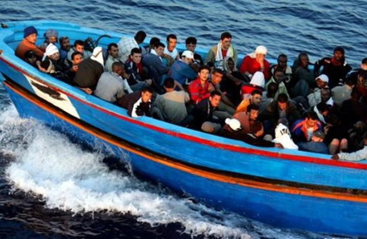 قارب يقل مهاجرين غير شرعيين 